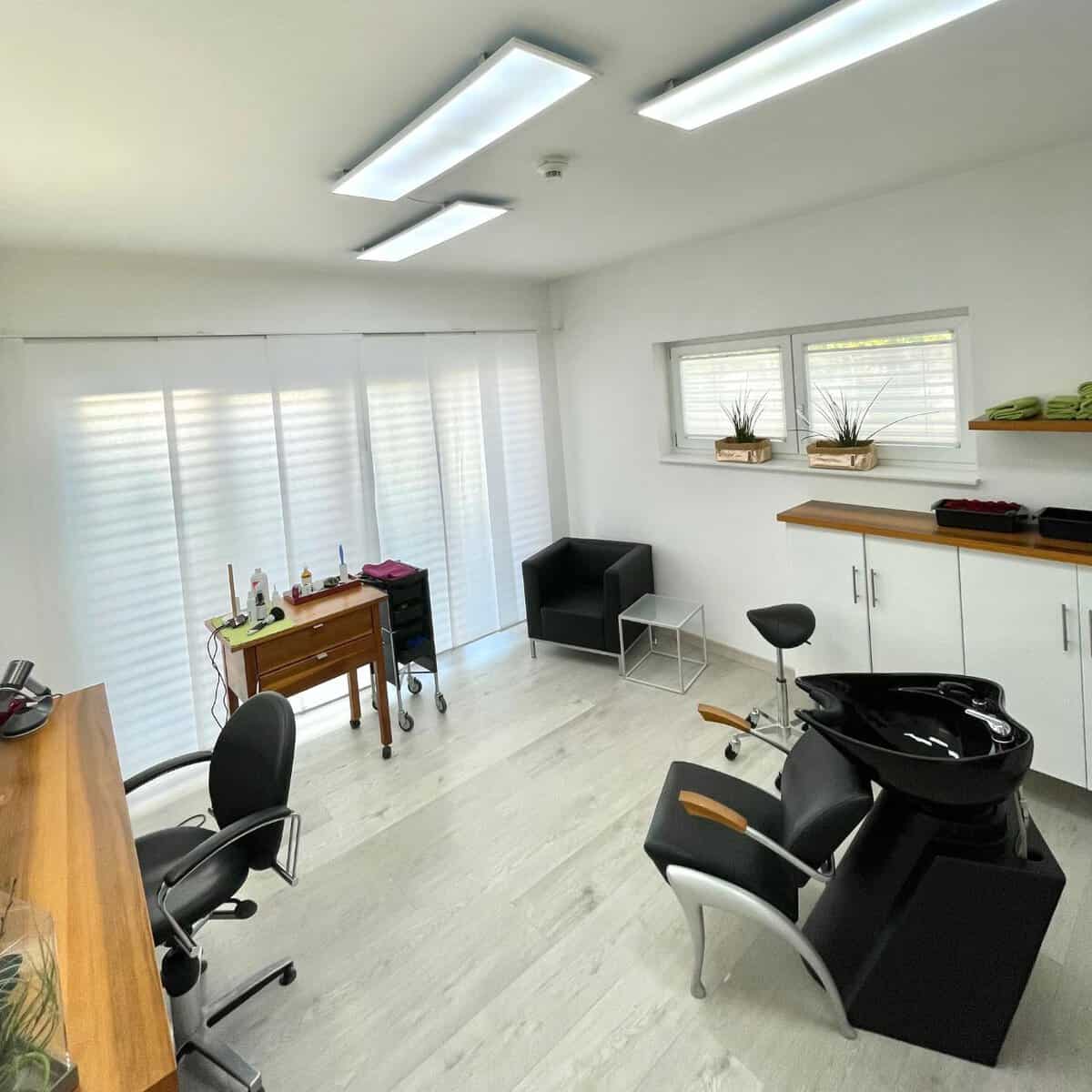 Praxisraum im Zweithaarstudio Maskelino, für maßgeschneiderte Haarlösungen.